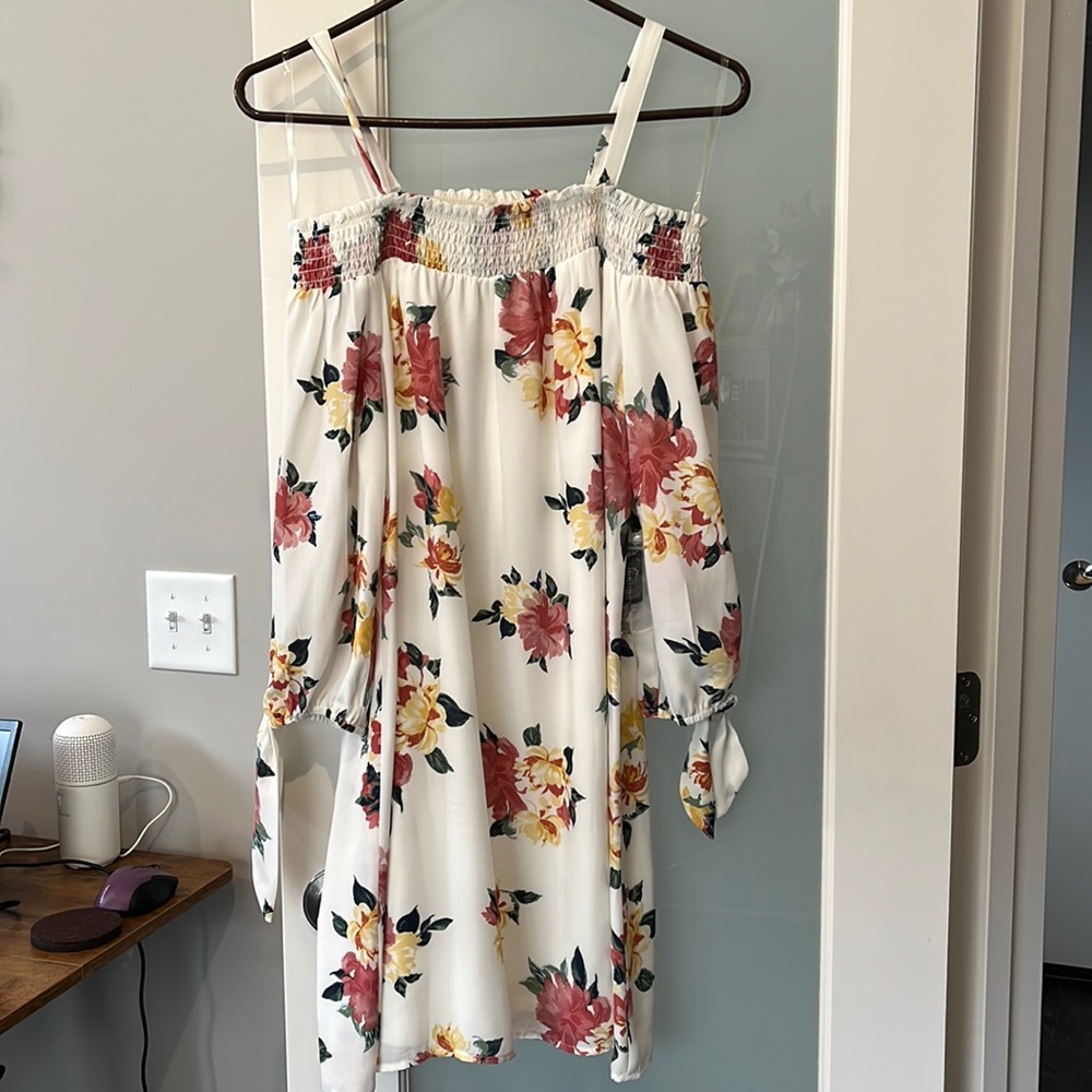 NWT ‼️.  As U Wish White Floral 3/4 Sleeve Dress, Size M